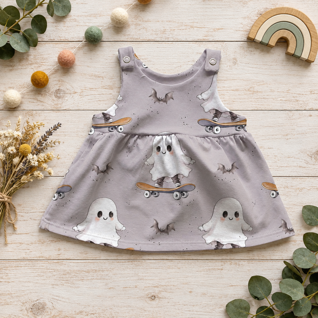 Flatlay des Skater-Geister-Latzkleids