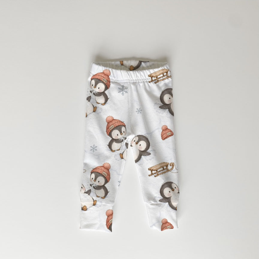 Originalfoto der hellen Leggings mit Pinguinen, rosa Mützen, Schlitten und Schneeflocken