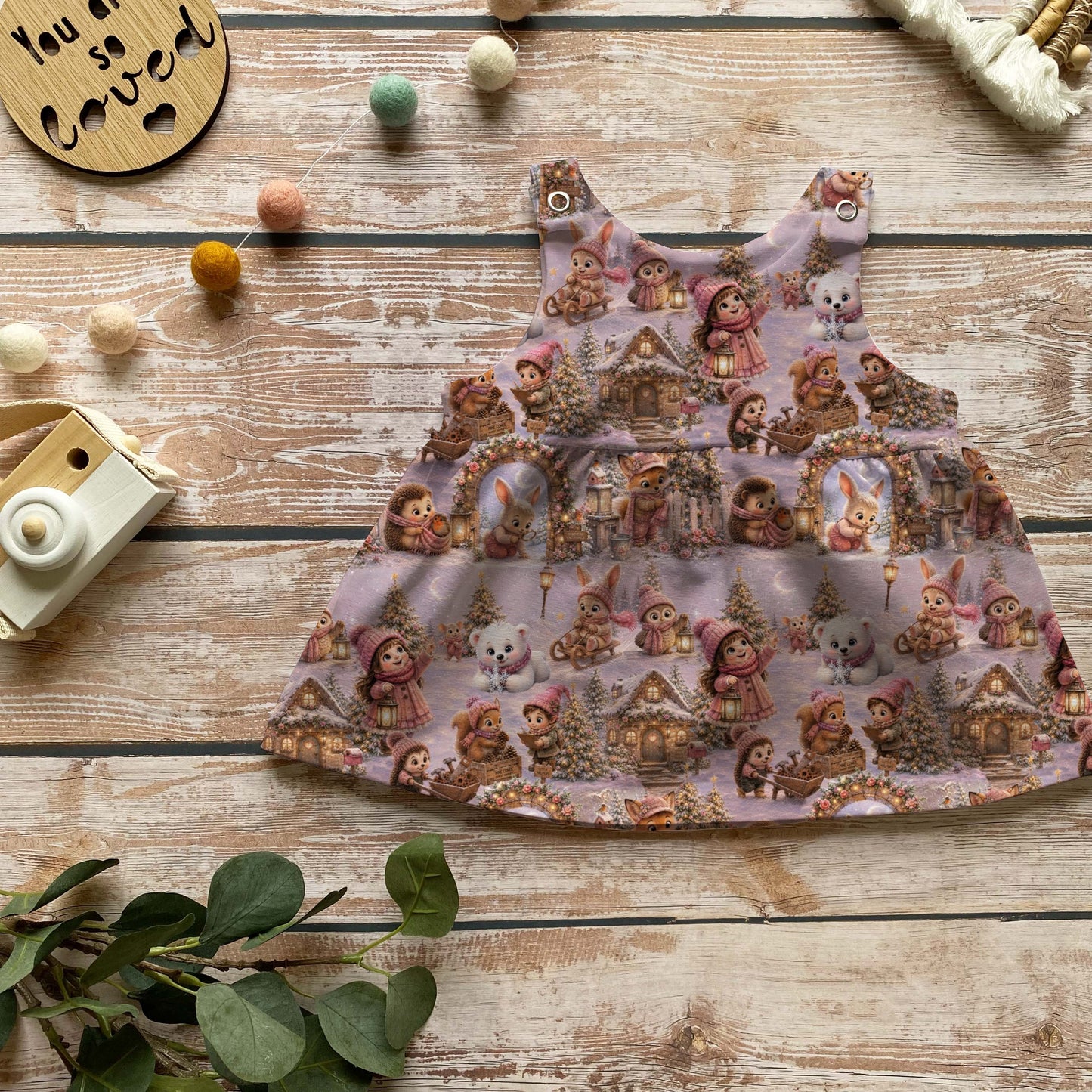 Handmade Latzkleid „Winterdorf“ | Gr. 56–104