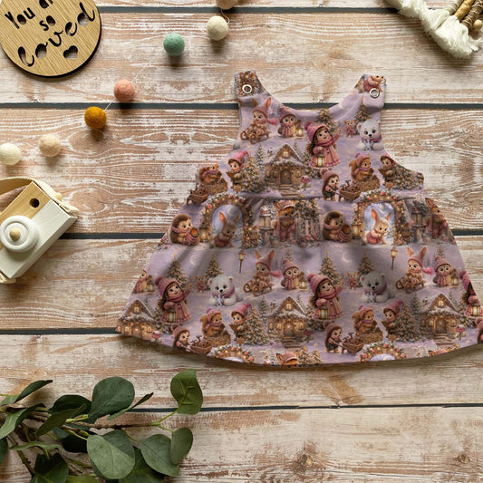 Handmade Latzkleid „Winterdorf“ | Gr. 56–104