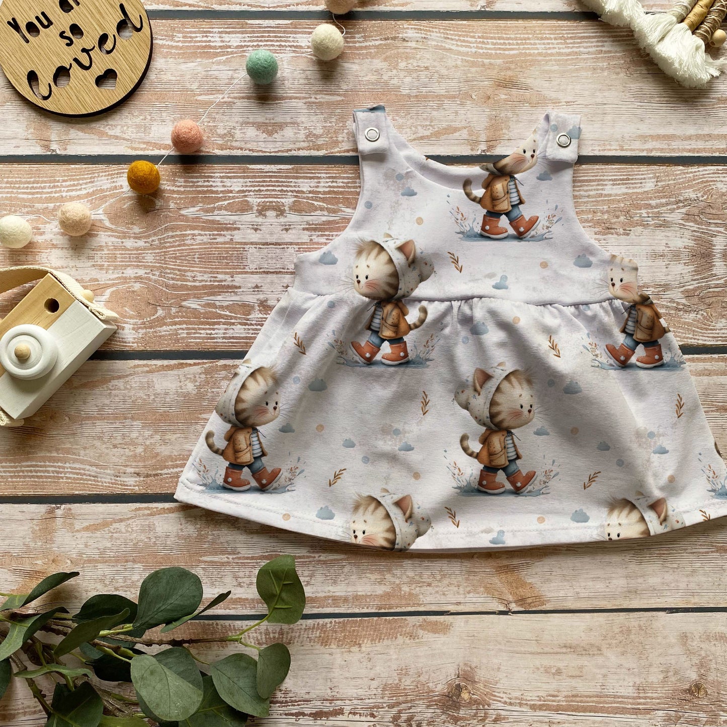 Handmade Latzkleid „Regenkatz“ | Gr. 56–104
