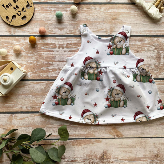 Handmade Latzkleid „Weihnachtsteddy“ | Gr. 56–104