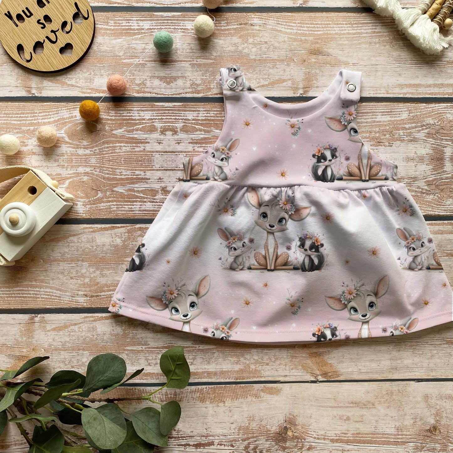 Handmade Latzkleid „Waldblüten-Trio“ | Gr. 56–104
