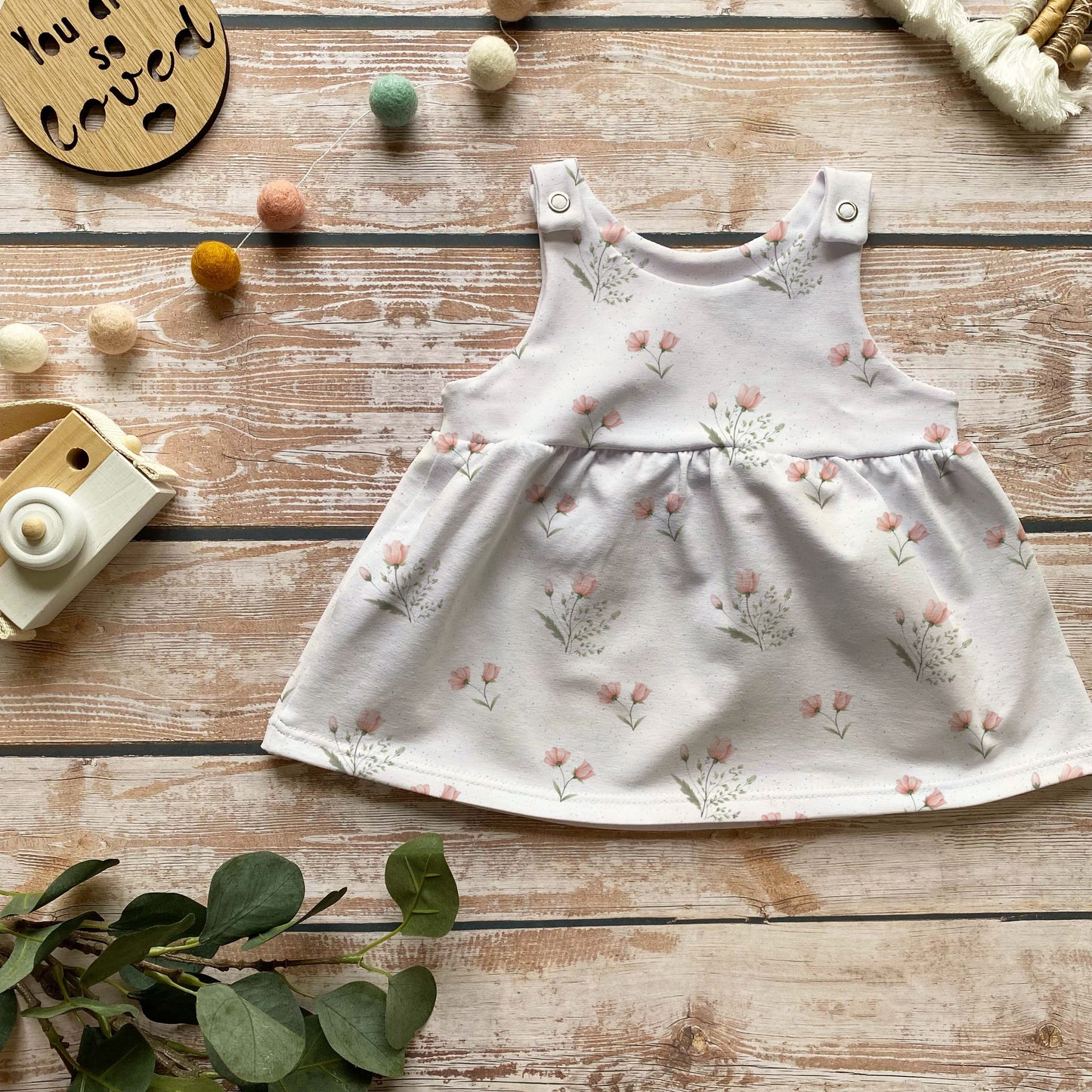 Handmade Latzkleid „Wiesenblüte“ | Gr. 56–104