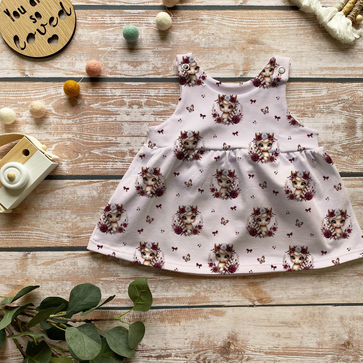 Handmade Latzkleid „Unicorn Rose“ | Gr. 56–104