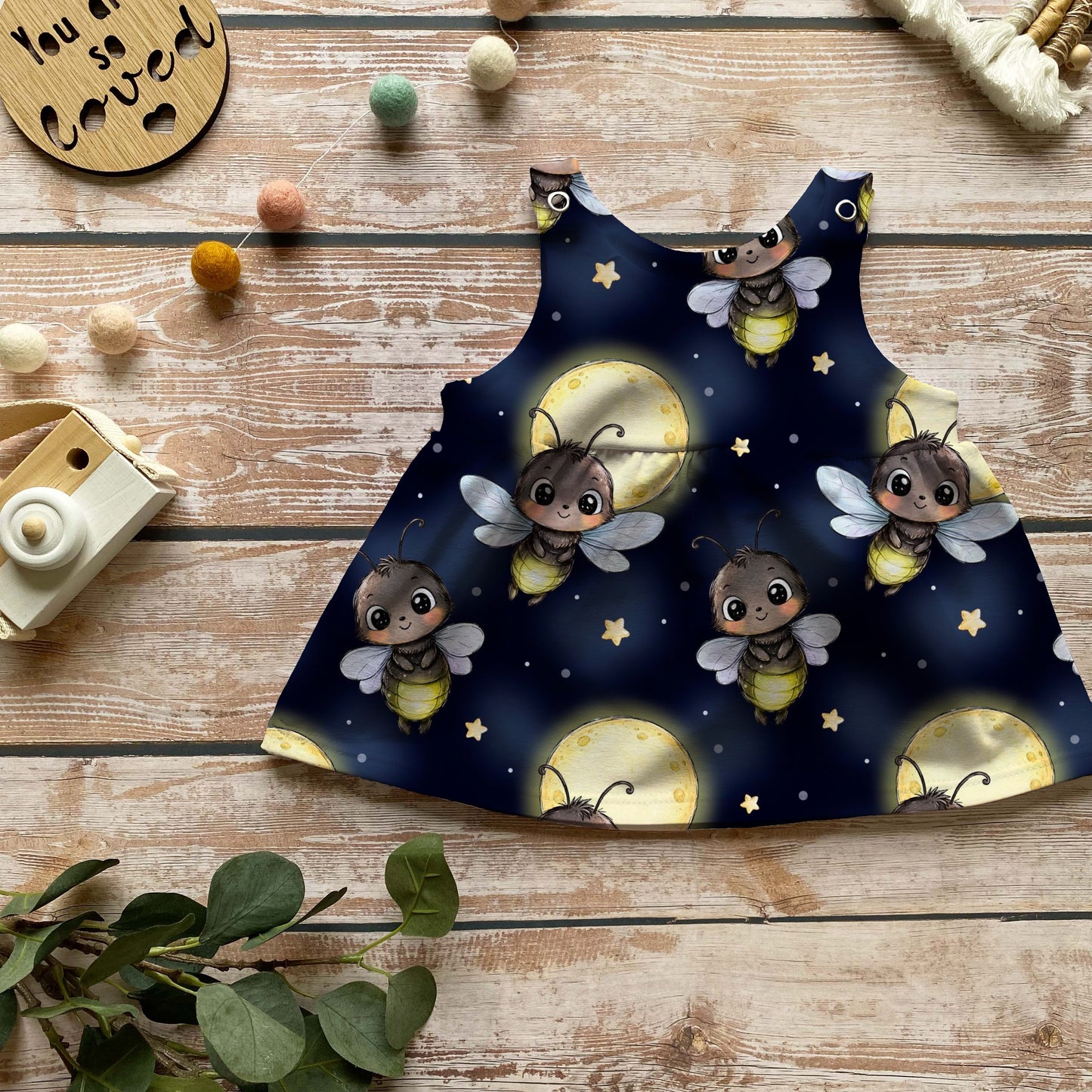 Handmade Latzkleid „Glühwürmchennacht“ | Gr. 56–104