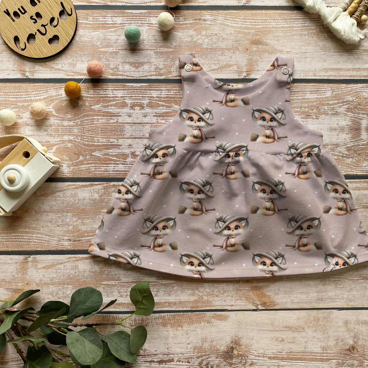 Handmade Latzkleid „Little Gnome“ | Gr. 56–104