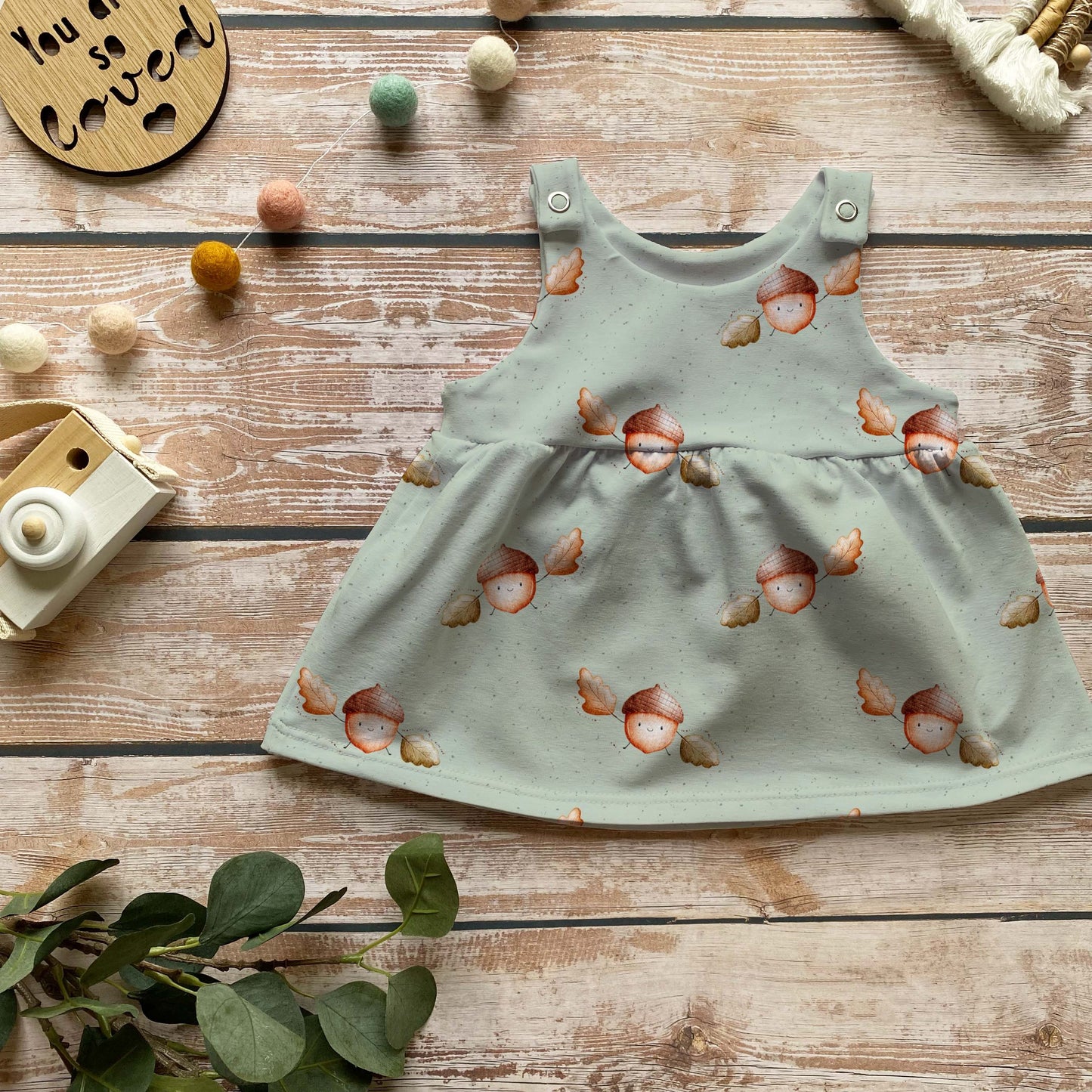 Handmade Latzkleid „Eichelkind“ | Gr. 56–104