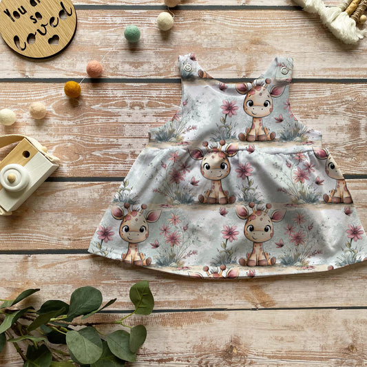 Handmade Latzkleid „Giraffenblüte“ | Gr. 56–104