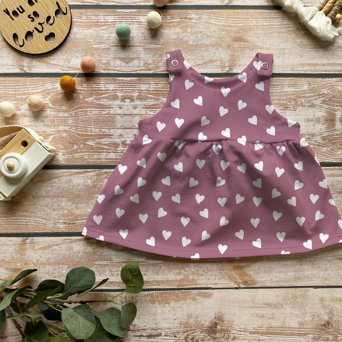 Handmade Latzkleid „Sweet Hearts“ | Gr. 56–104