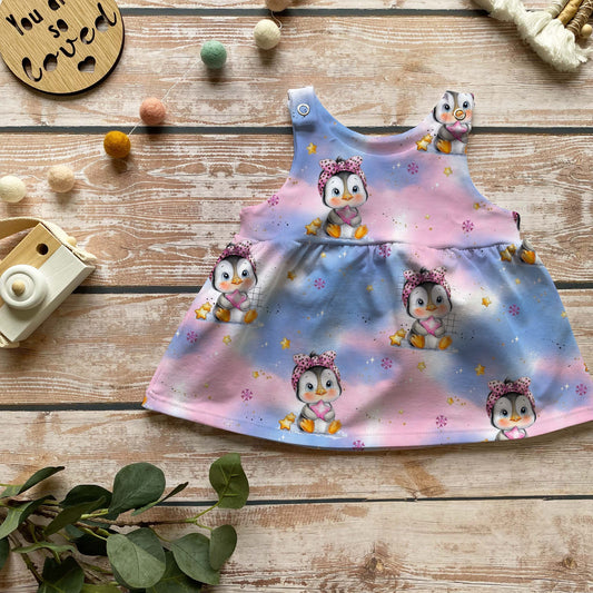 Handmade Latzkleid „Pinguin Stella“ | Gr. 56–104
