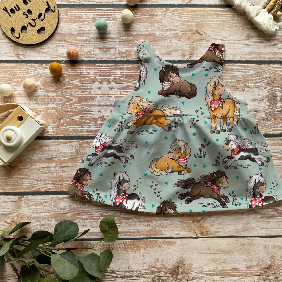 Handmade Latzkleid „Pony Wiese“ | Gr. 56–104