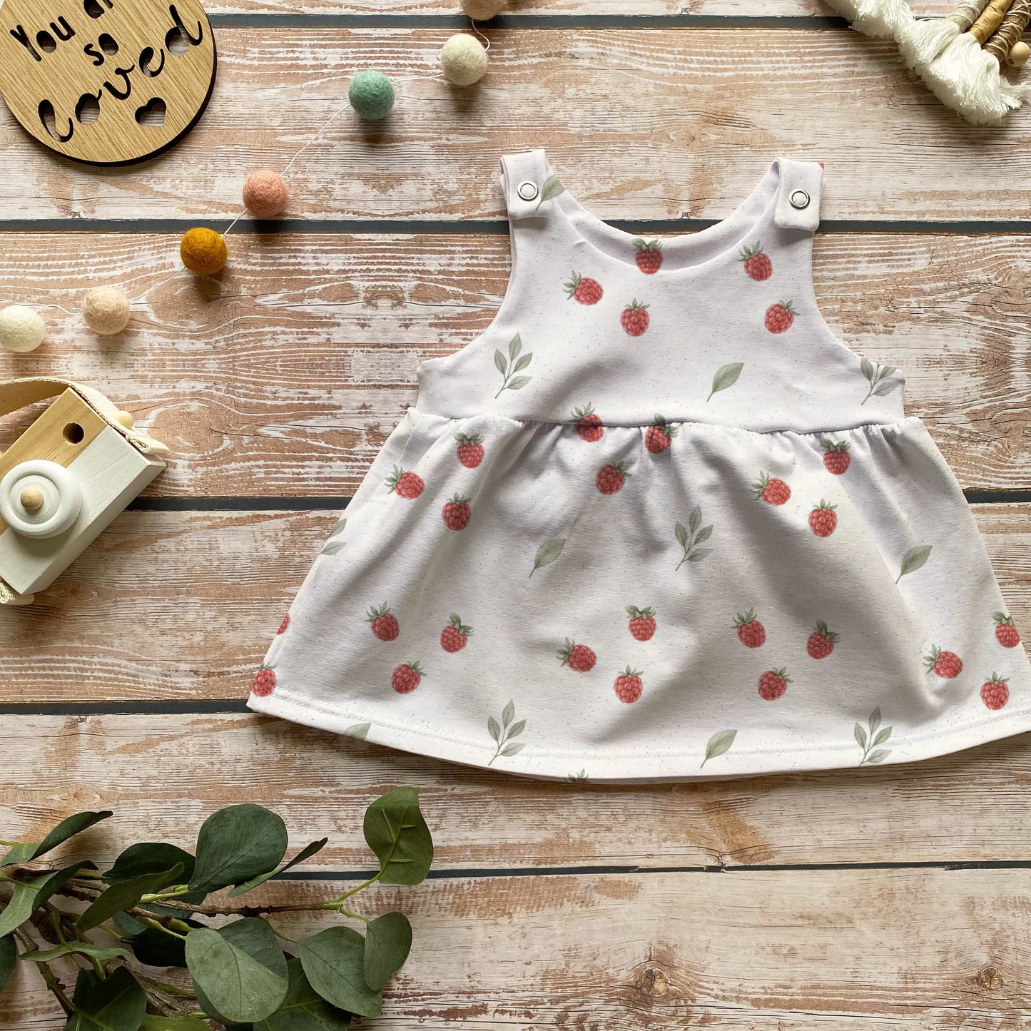 Handmade Latzkleid „Himbeerzeit“ | Gr. 56–104