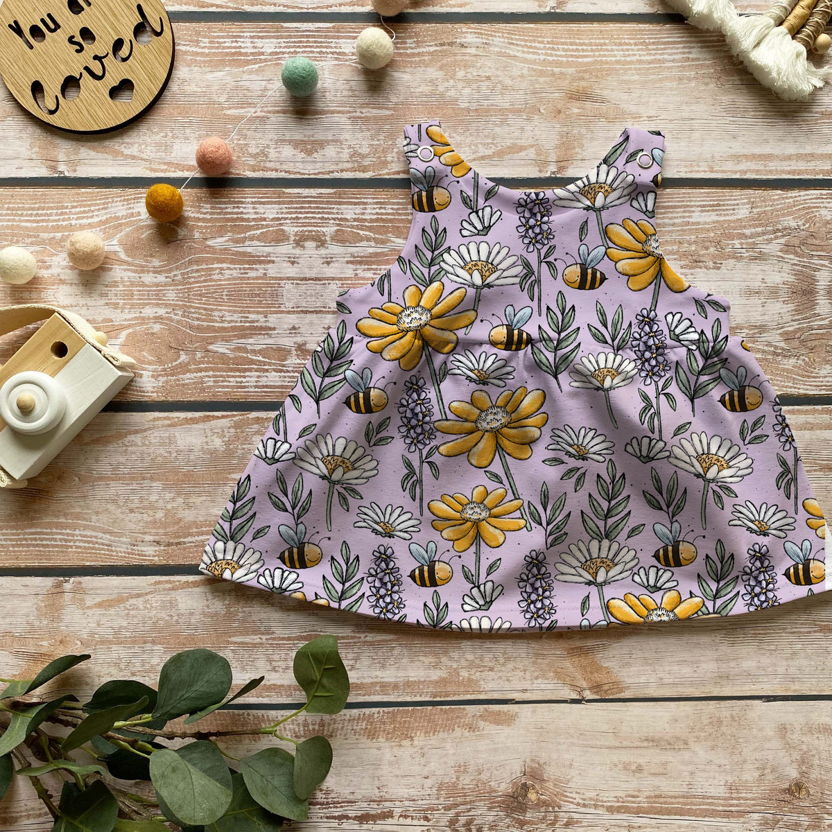 Handmade Latzkleid „Sunny Bees“ | Gr. 56–104