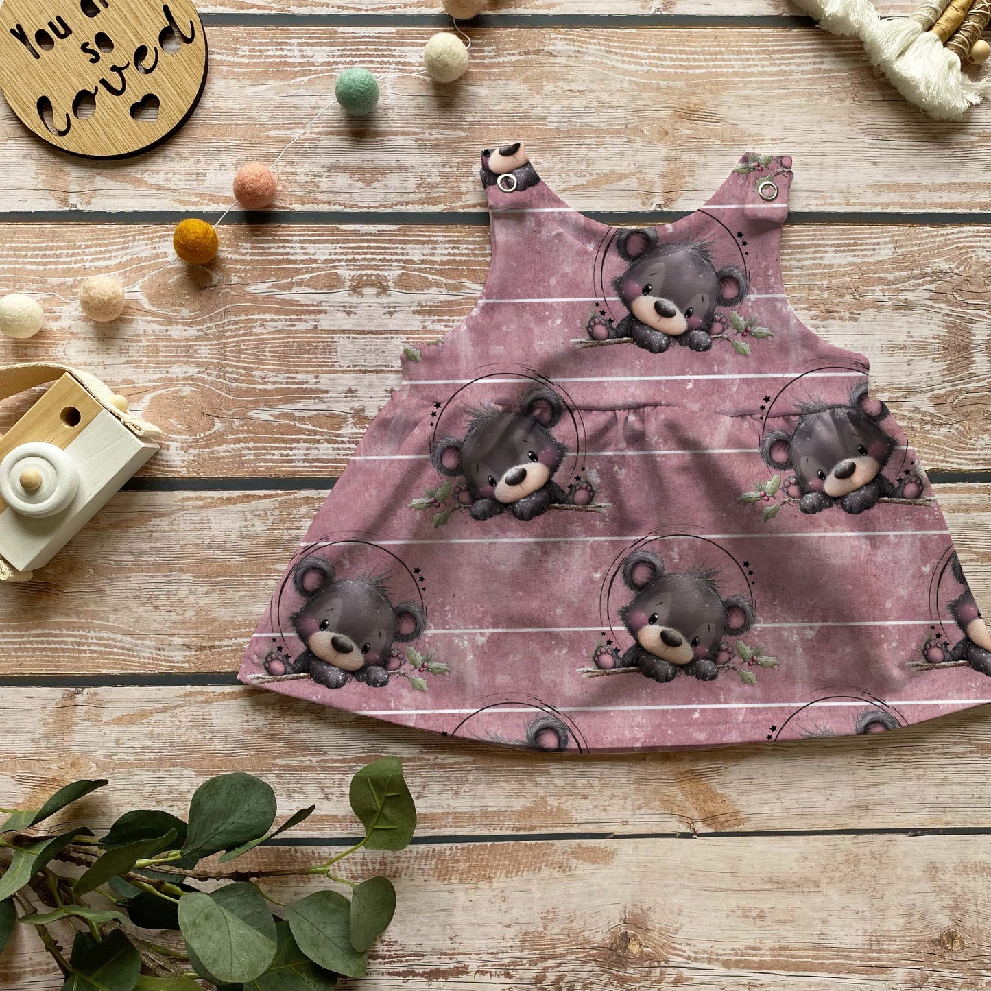 Handmade Latzkleid „Teddyliebe“ | Gr. 56–104