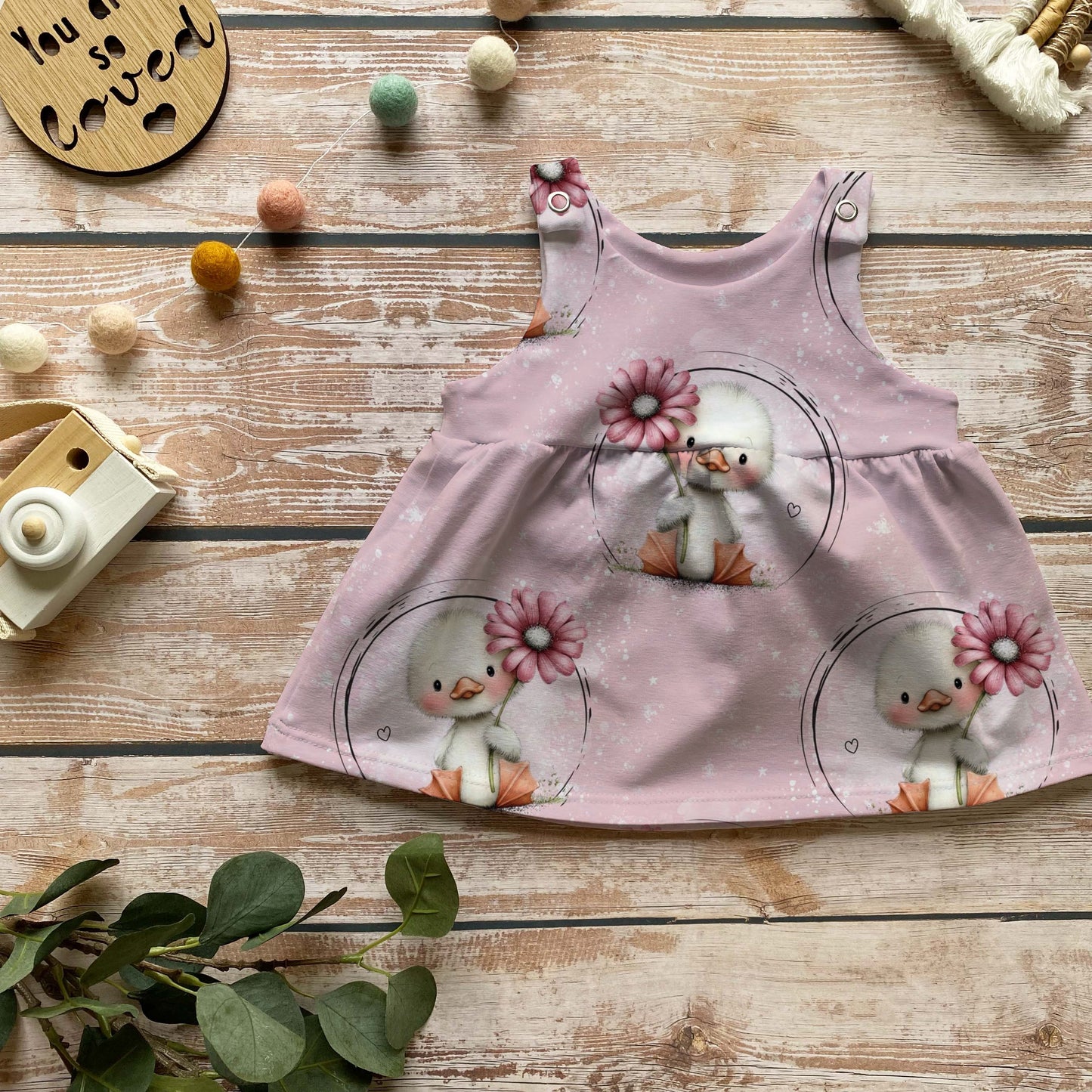 Handmade Latzkleid „Entchenglück“ | Gr. 56–104