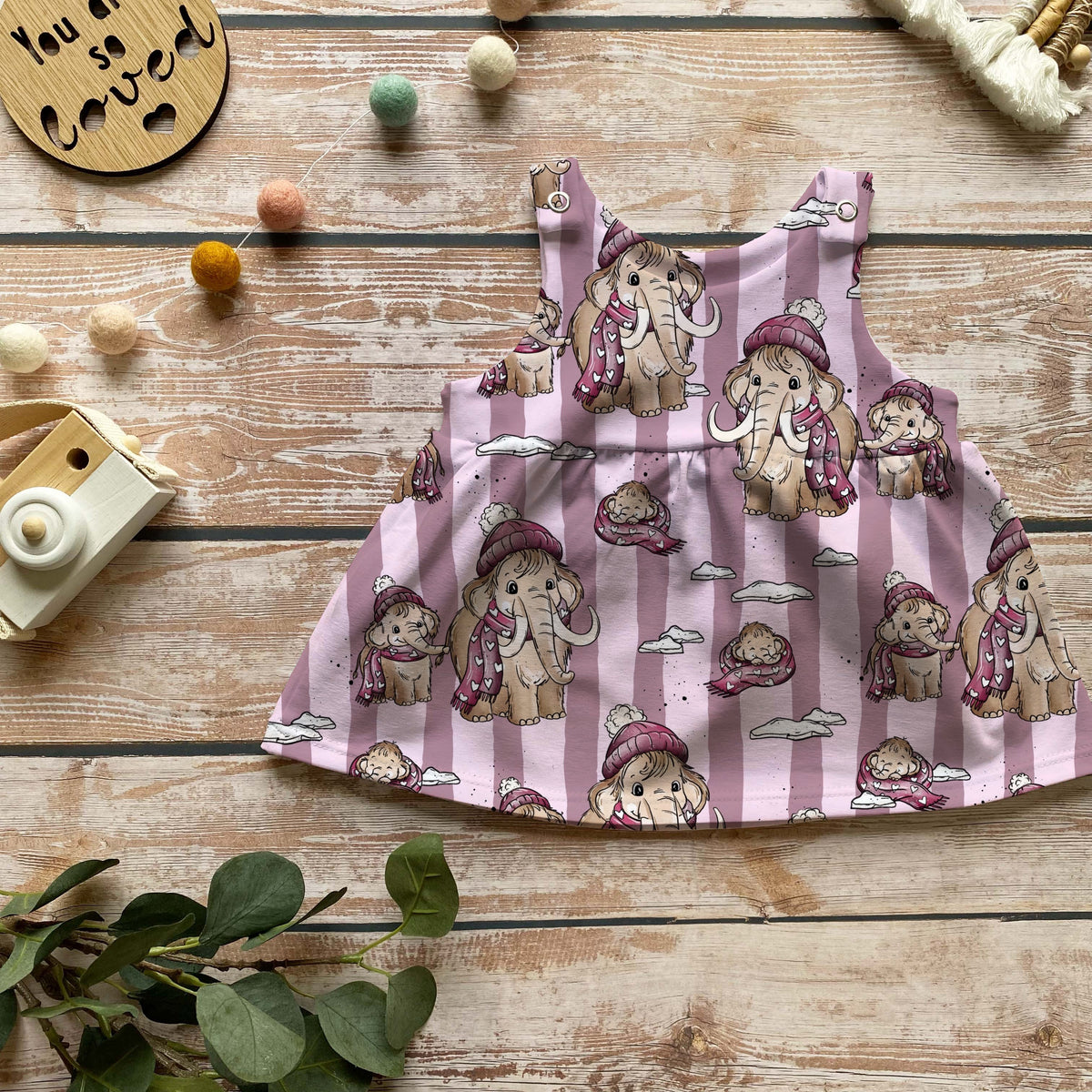 Handmade Latzkleid „Cozy Mammut“ | Gr. 56–104