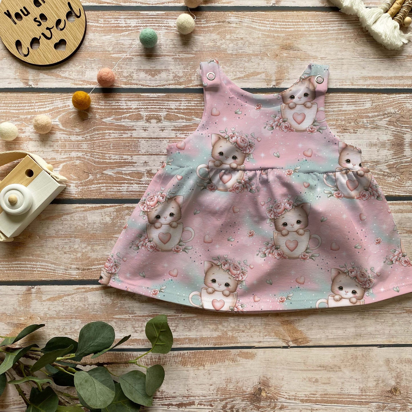 Handmade Latzkleid „Kätzchen im Tässchen“ | Gr. 56–104