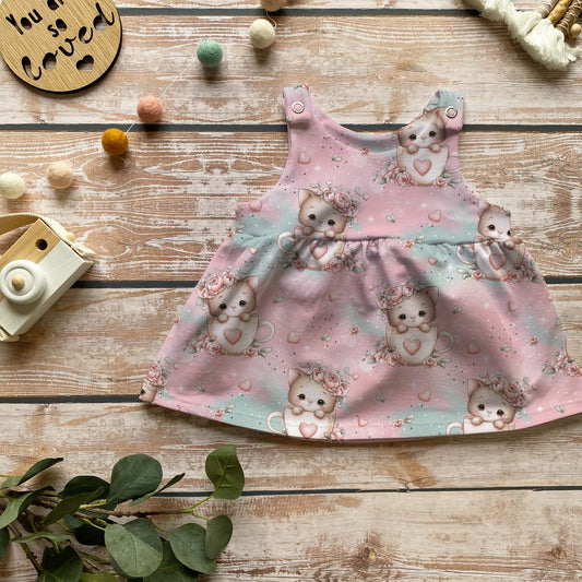 Handmade Latzkleid „Kätzchen im Tässchen“ | Gr. 56–104