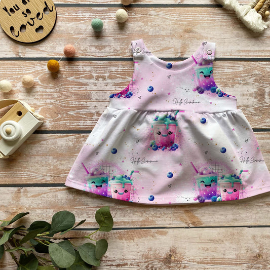 Handmade Latzkleid „Hello Summer“ | Gr. 56–104