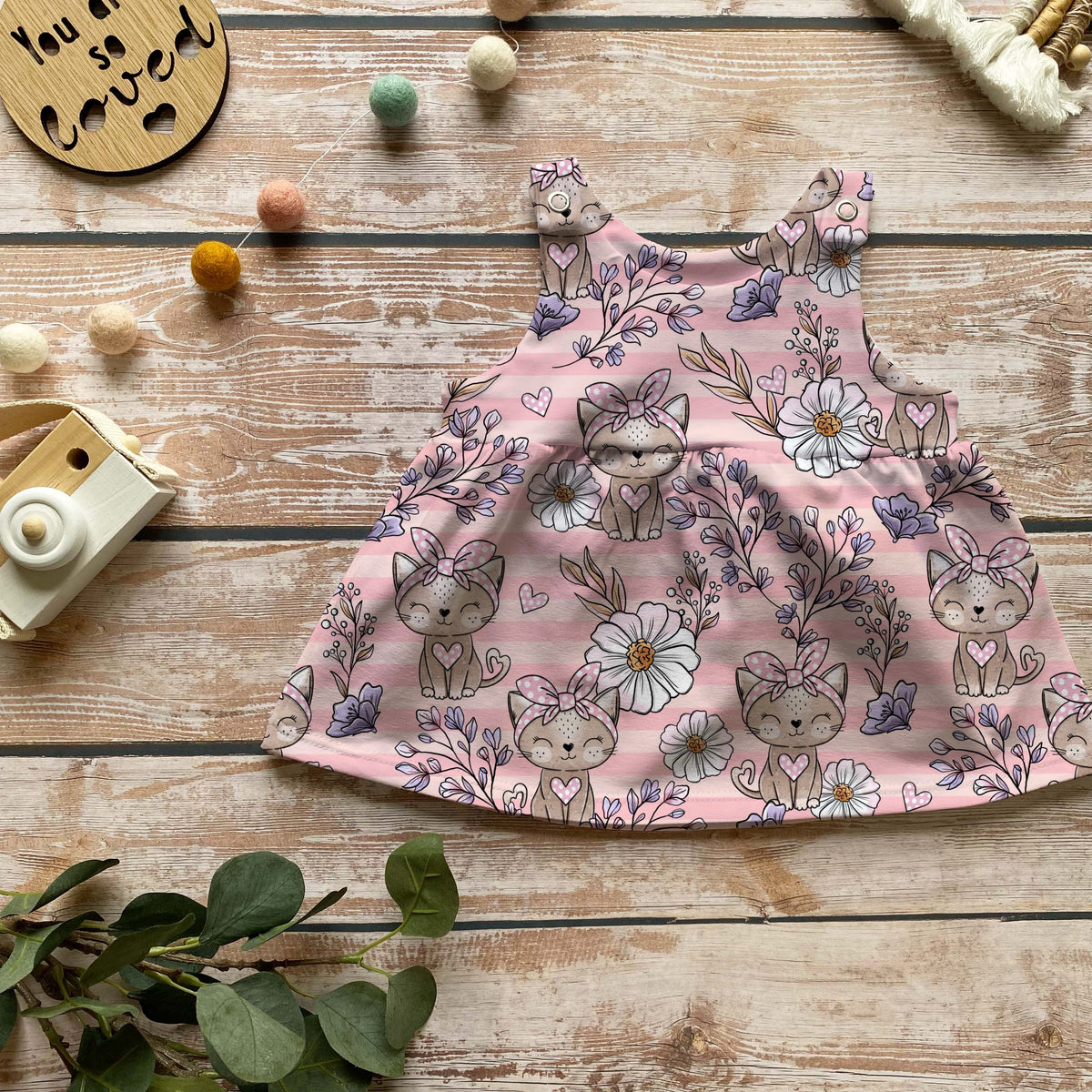 Handmade Latzkleid „Boho Cats“ | Gr. 56–104
