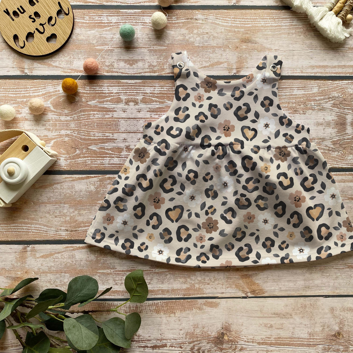 Handmade Latzkleid „Boho Leopard“ | Gr. 56–104