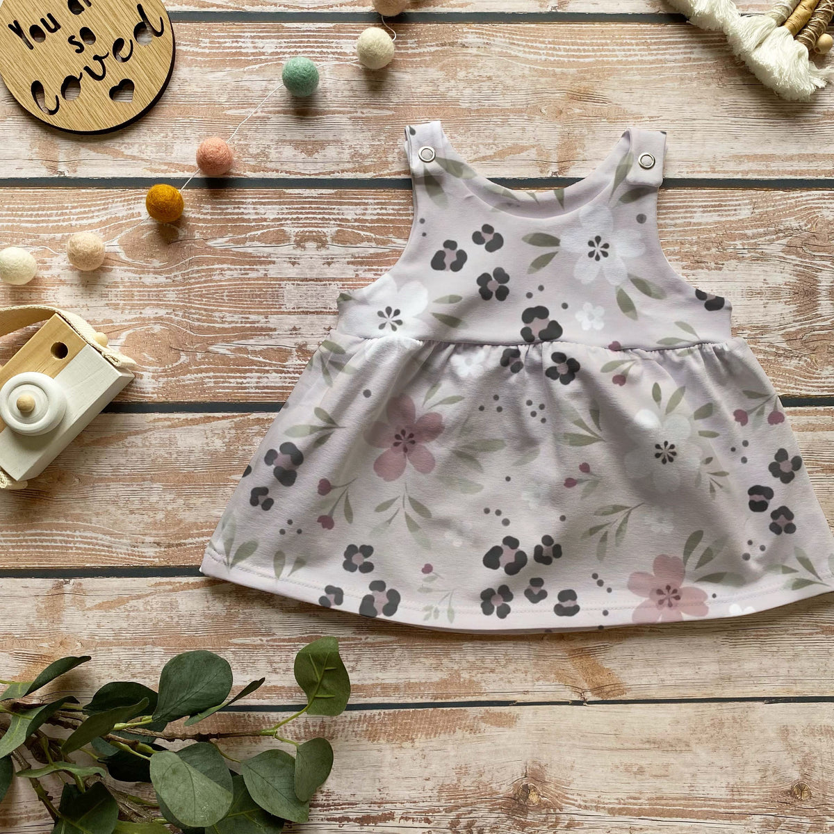 Handmade Latzkleid „Dusty Flowers“ | Gr. 56–104