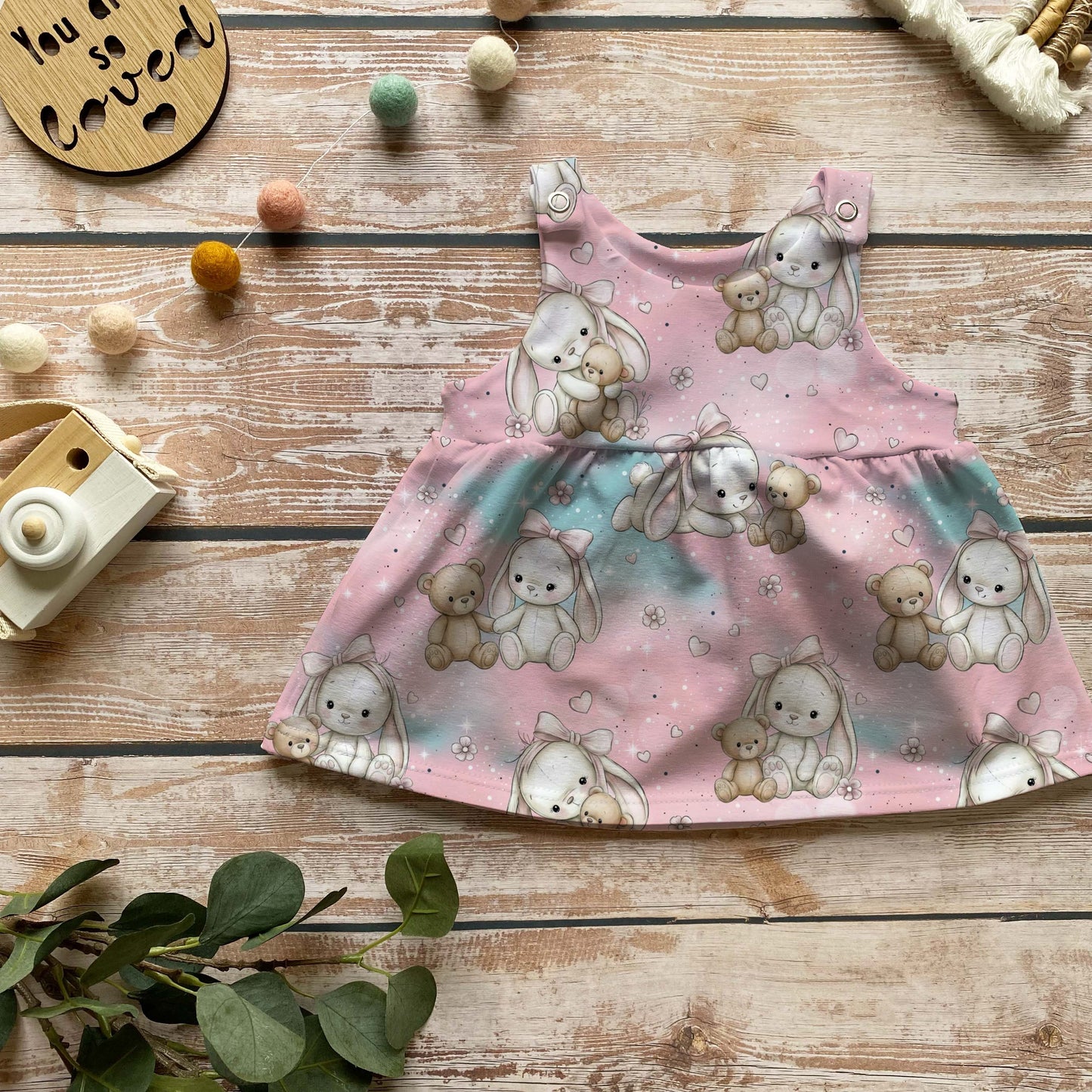 Handmade Latzkleid „Häschenliebe“ | Gr. 56–104