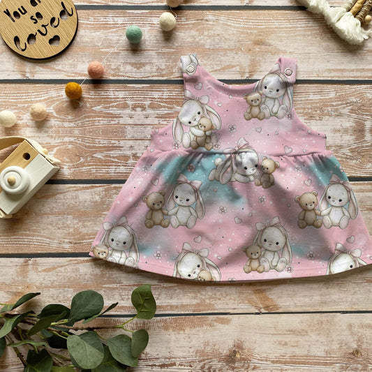 Handmade Latzkleid „Häschenliebe“ | Gr. 56–104