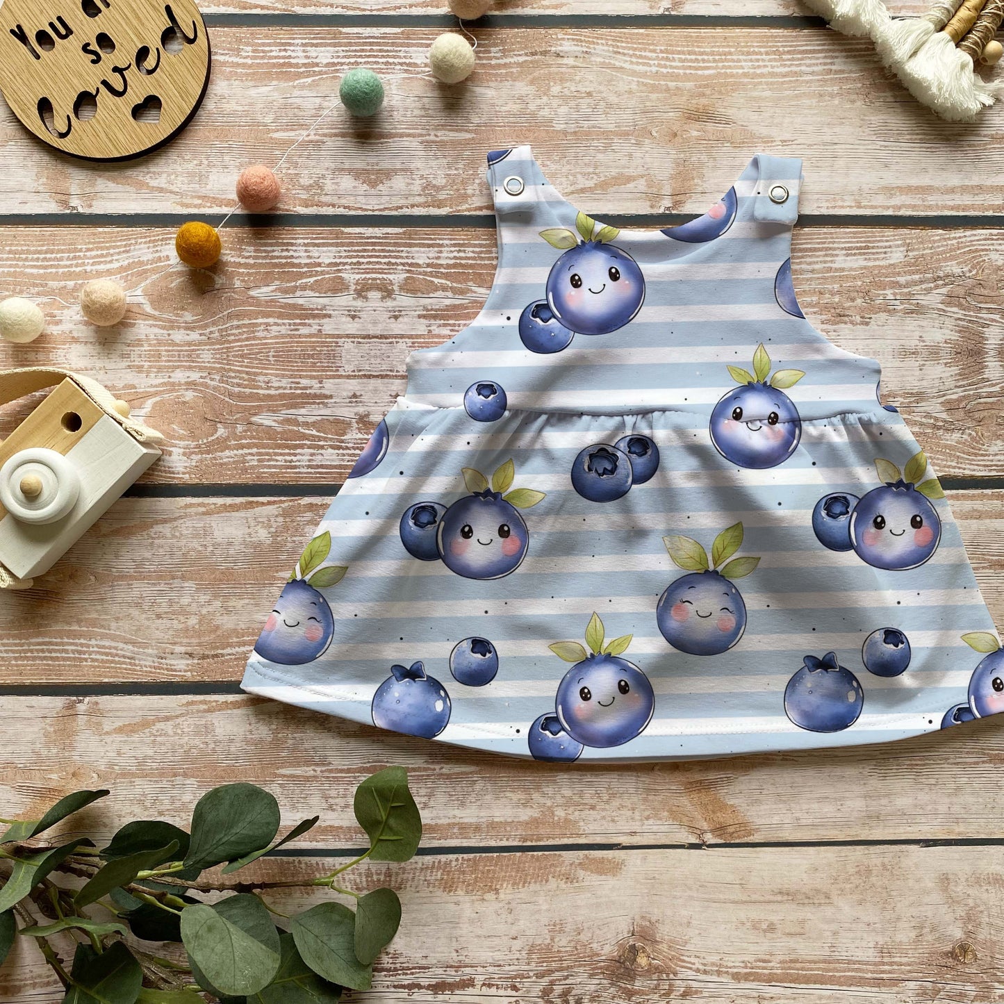 Handmade Latzkleid „Blaubeerglück“ | Gr. 56–104