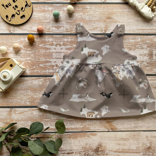 Handmade Latzkleid „World Animals“ | Gr. 56–104