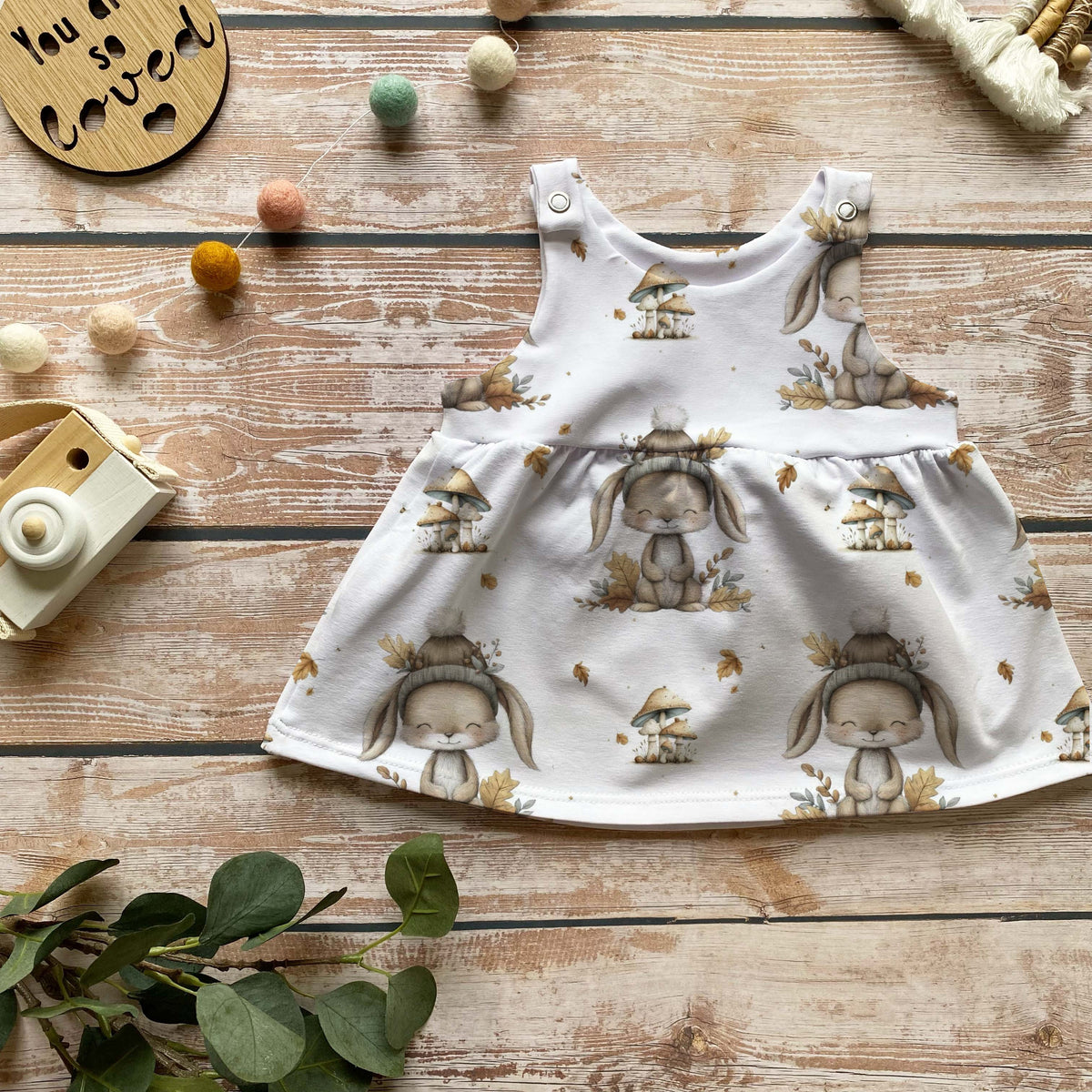 Handmade Latzkleid „Herbsthäschen“ | Gr. 50/56–98/104