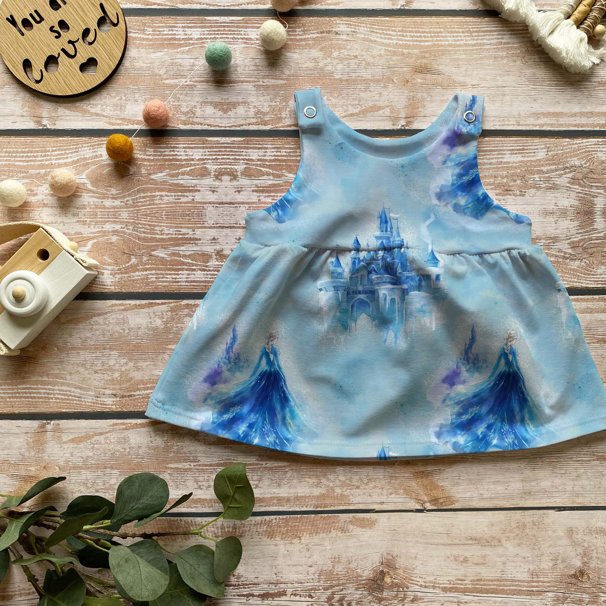 Handmade Latzkleid „Eisblaues Märchenschloss“ | Gr. 50/56–98/104