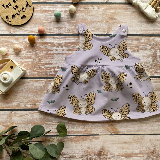 Handmade Latzkleid „Schmetterlingszeit“ | Gr. 56–104