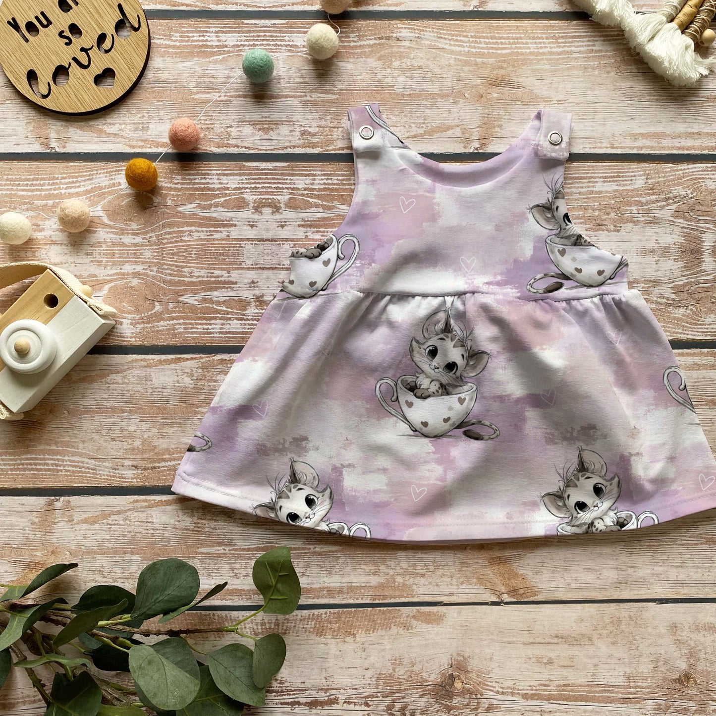 Handmade Latzkleid „Kätzchen im Tässchen“ | Gr. 56–104