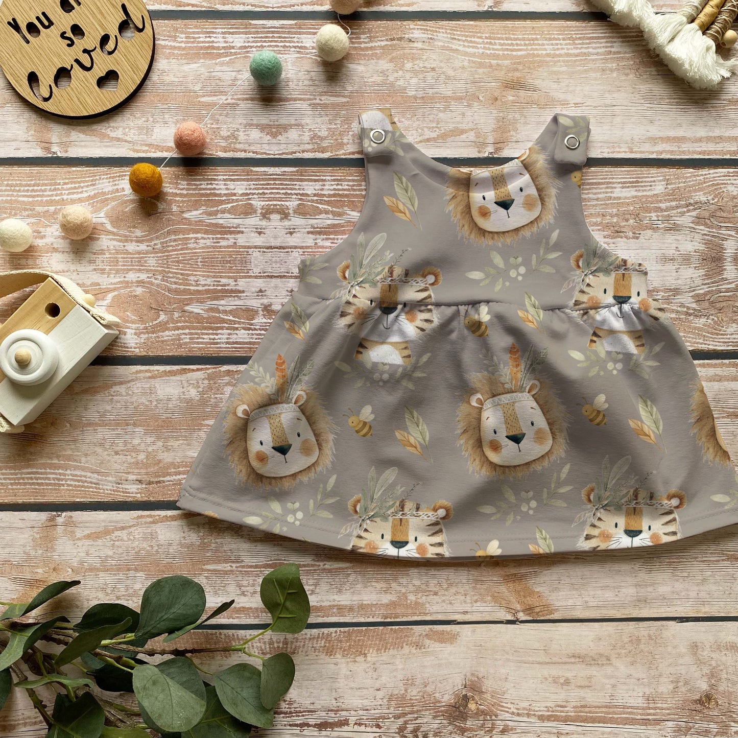 Handmade Latzkleid „Kleine Savanne“ | Gr. 56–104