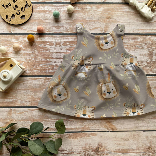 Handmade Latzkleid „Kleine Savanne“ | Gr. 56–104