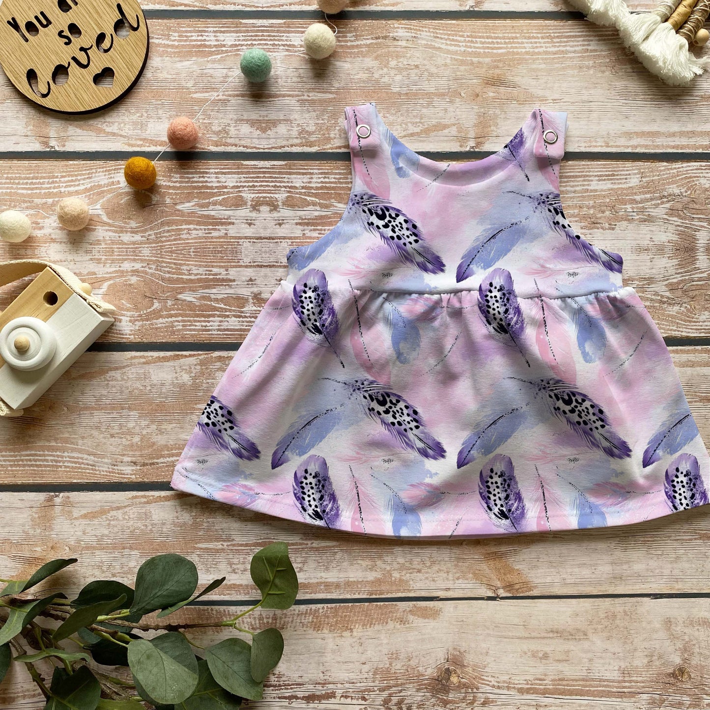 Handmade Latzkleid „Federtraum“ | Gr. 56–104