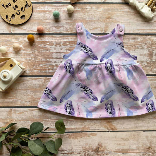 Handmade Latzkleid „Federtraum“ | Gr. 56–104