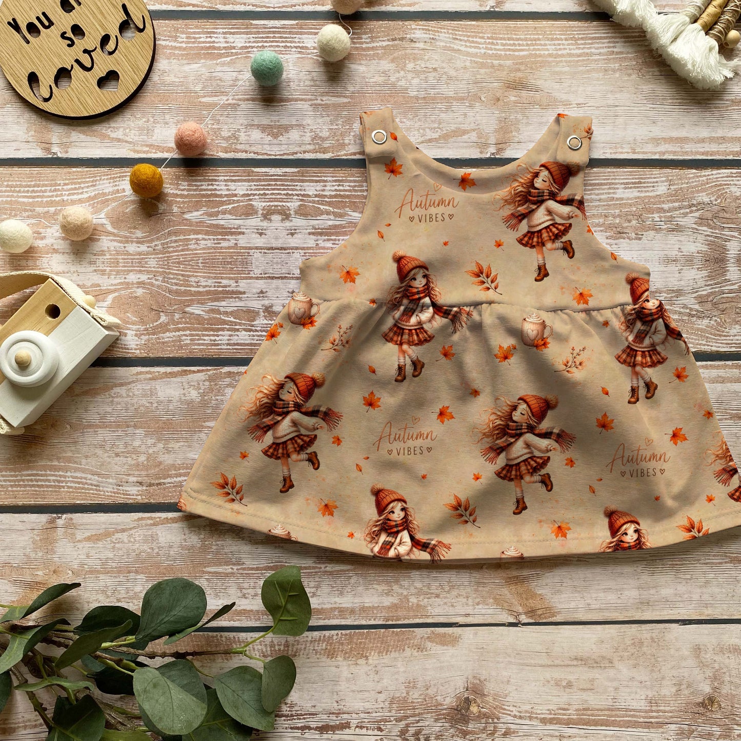 Handmade Latzkleid „Autumn Vibes“ | Gr. 56–104