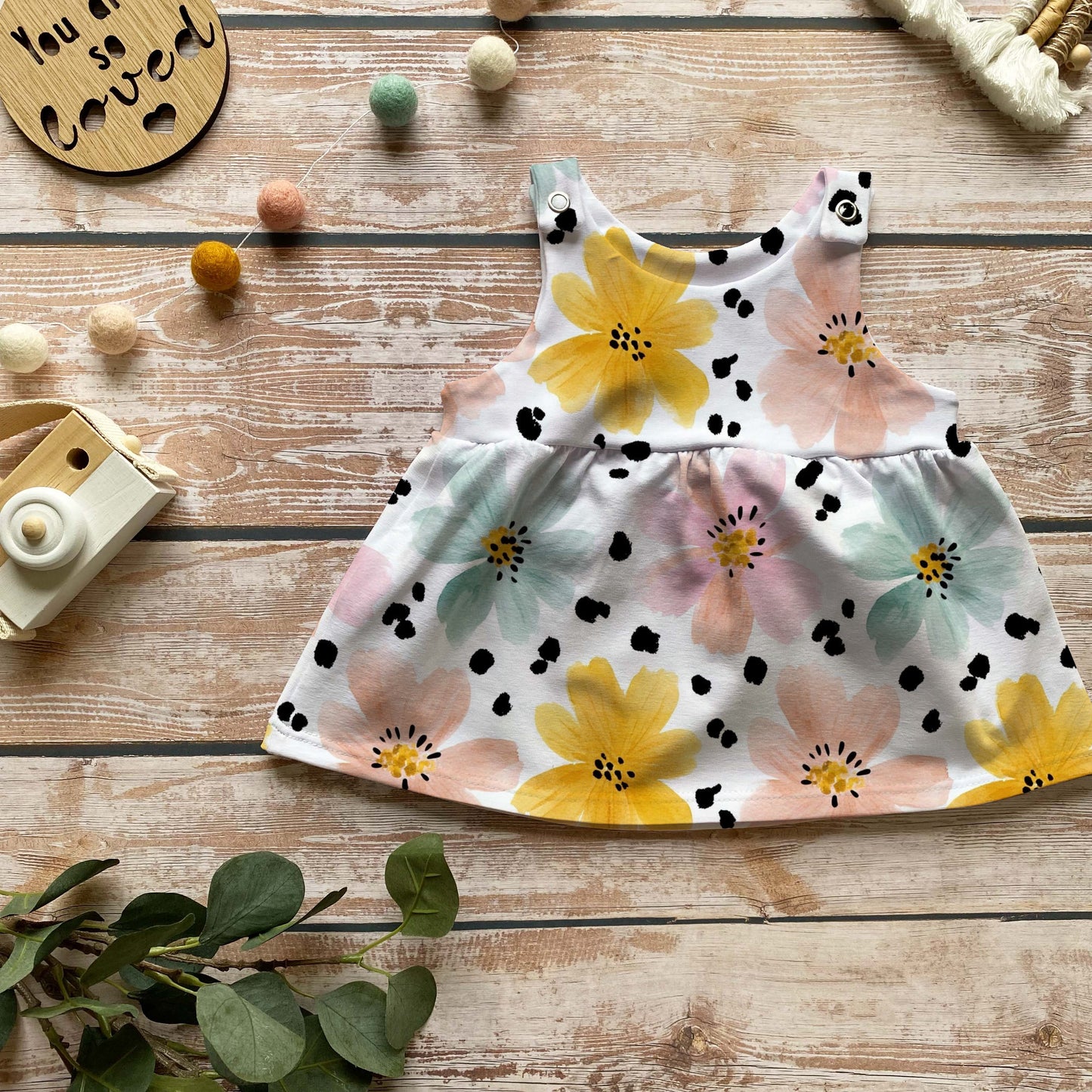 Handmade Latzkleid „Blütenregen“ | Gr. 56–104