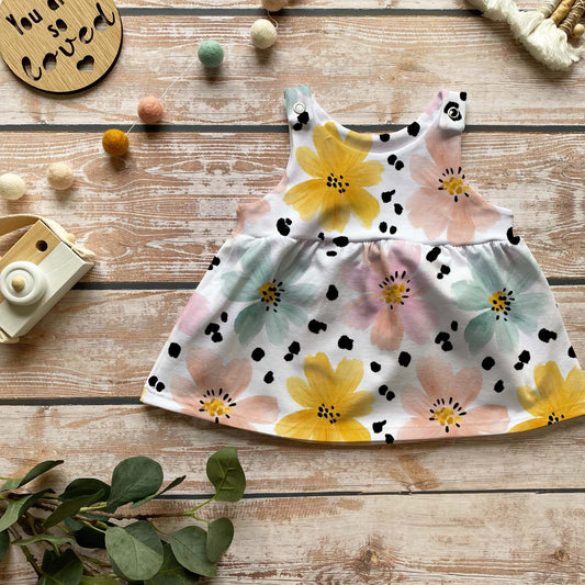 Handmade Latzkleid „Blütenregen“ | Gr. 56–104