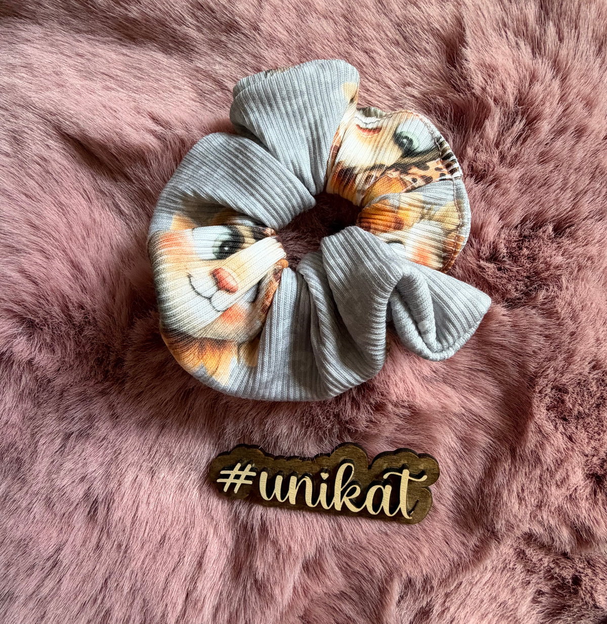 Handmade Scrunchie „Leo-Katze“ – 3 Größen