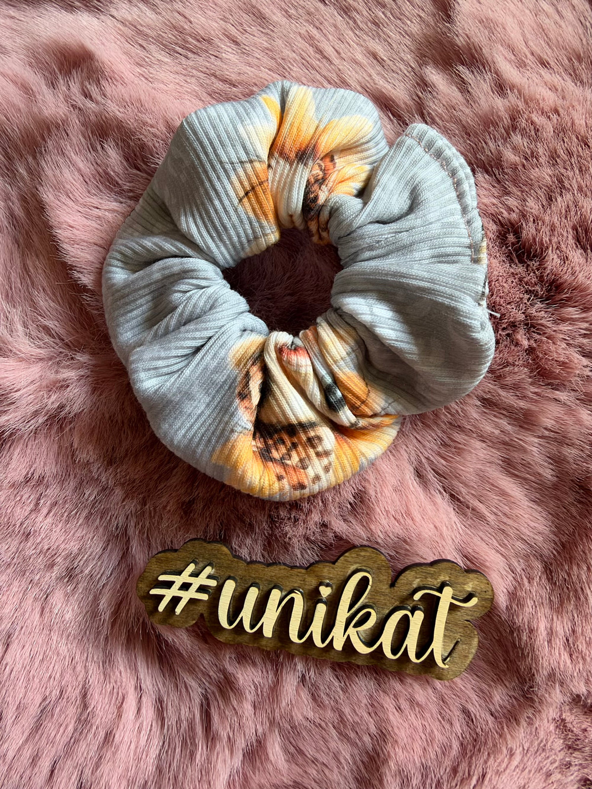 Handmade Scrunchie „Leo-Katze“ – 3 Größen