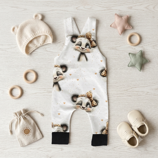 Handmade Latzhose „Panda Mädel“ | Gr. 56–104