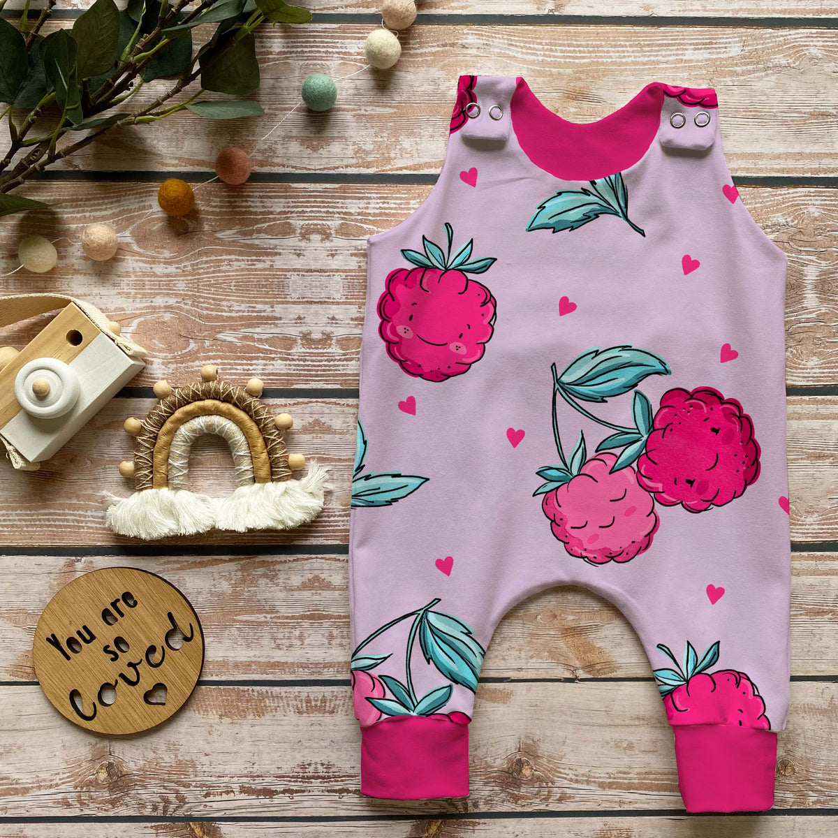 Handmade Strampler „Kleine Himbeere“