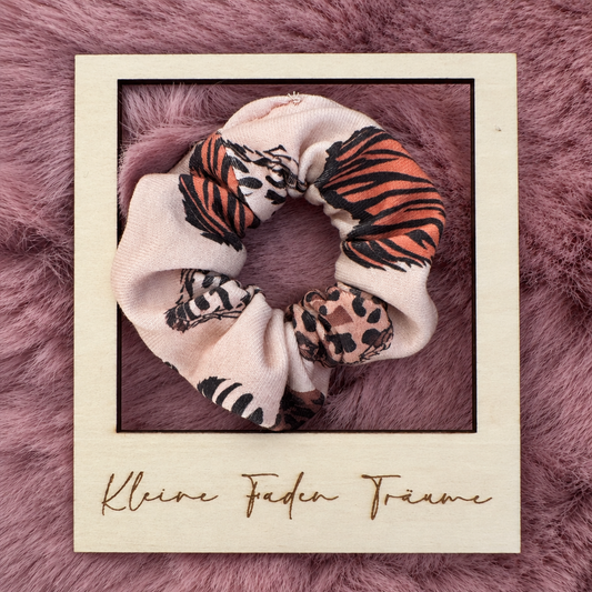 Boho-Scrunchie mit Federn im Format 1:1