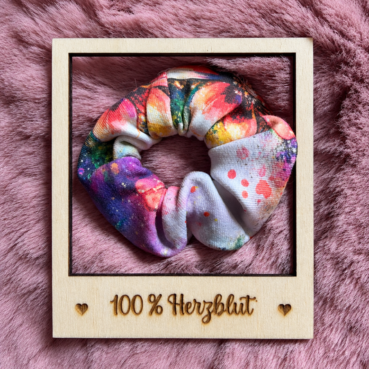 Bunter Scrunchie im Holzrahmen im Format 1:1
