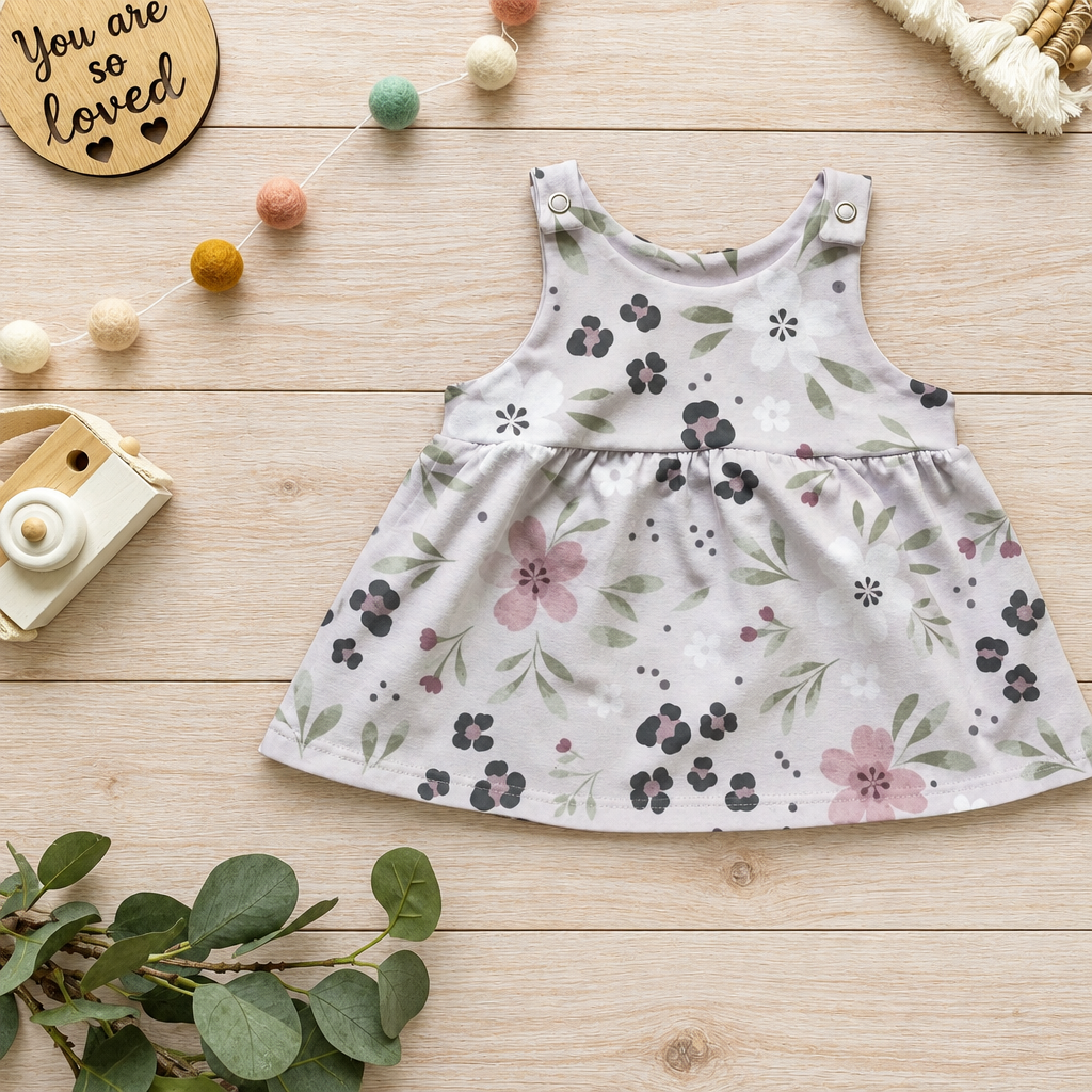 Dusty Flowers Latzkleid Flatlay