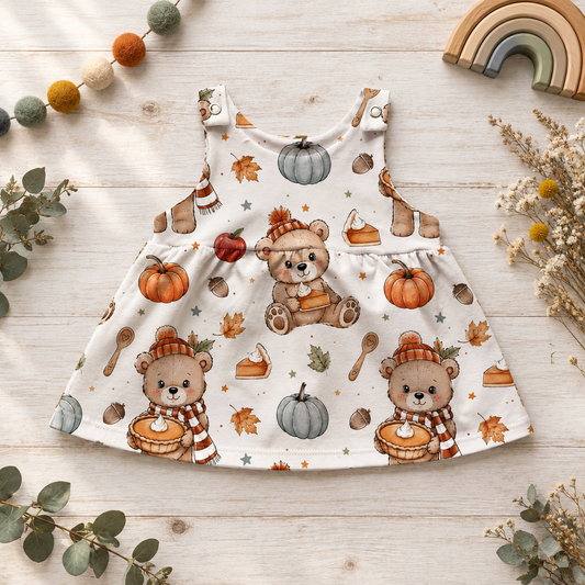Flatlay des Herbstbär-Latzkleids